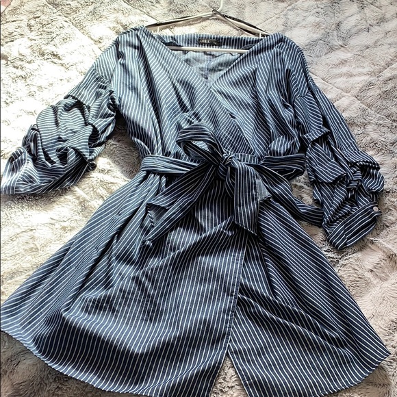 Dresses & Skirts - Super cute wrap dress